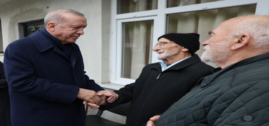 Cumhurba�kan� Erdo�an'dan Ramazan Bayram� ziyareti: Memleketi Rize'de kom�ular� ile bir araya geldi