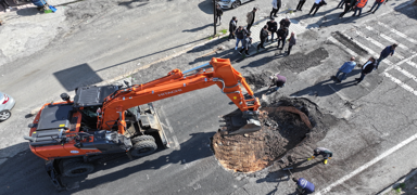 Diyarbak�r-Silvan kara yolunda ��kme: Ekipler onar�m �al��mas�na ba�lad�