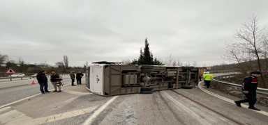 ���ileri ta��yan servis devrildi: Yalova'daki kazadan ac� haber