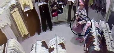 �ocu�unun yan�nda utanmad�: Ne bulduysa �antas�na att�