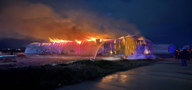 Osmaniye'de korkutan yang�n: Ka��t fabrikas� alevlere teslim oldu