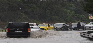 Bakanl�ktan 16 il i�in sar� kodlu uyar�: Sa�anak ve f�rt�na geliyor