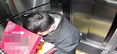 D�zce'de sipari�i yiyip asans�re pisleyen kuryeyi vatanda� affetmedi