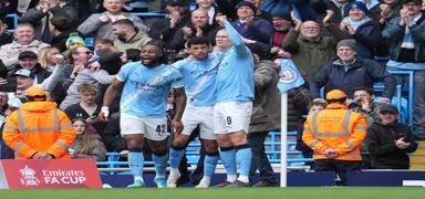 Manchester City, 4 golle yar� finale y�kseldi