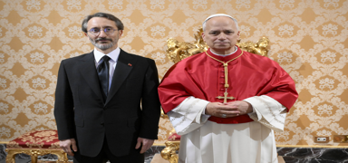 T�rkiye'nin Vatikan B�y�kel�isi Altun, g�ven mektubunu Vatikan Devlet Ba�kan� Papa'ya sundu