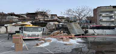 �zmir'de freni patlayan kamyon okul bah�esine devrildi