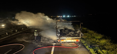 Mardin-��rnak kara yolunda t�r dorsesi alev topuna d�nd�: Yol trafi�e kapand�