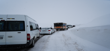 Mu�'ta kar ve tipi nedeniyle yolda mahsur kalanlar kurtar�ld�