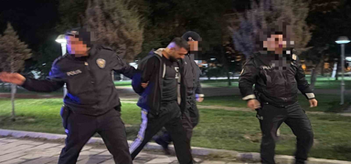 Polisten ka�arken, yola f�rlatt��� ka��ttan uyu�turucu ��kt�