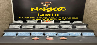 �zmir'de zehir tacirlerine darbe: Binlerce hap ele ge�irildi
