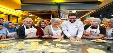 �nl� �ef Danilo Zanna depremzede kad�nlarla ayn� mutfakta bulu�tu