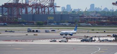 ABD'de alarm: Havalimanlar�nda maa� krizi kap�da