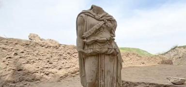 Laodikeia'da tarihi ke�if: 2 metrelik heykel g�n y�z�ne ��kar�ld�