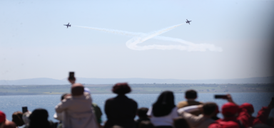 Gelibolu'da nefes kesen anlar: T�rk Y�ld�zlar�'n�n u�u�u ilgiyle izlendi