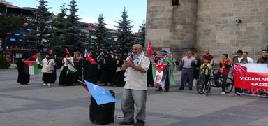 Vicdan y�r�y��� devam ediyor! Erzurum'da Gazze i�in tek y�rek oldular