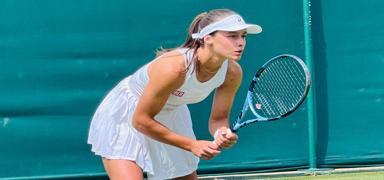Milli tenis�i Zeynep S�nmez turlad�