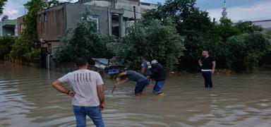 Sa�anak ya��� Osmaniye'yi de vurdu: Cadde ve sokaklar g�le d�nd�