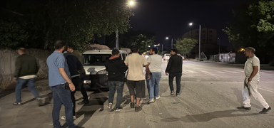 Erzurum'da d�zensiz g��men operasyonu... Mahalleli polise destek oldu