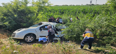 Aksaray'da ara� �arampole devrildi: 3 ki�i �ld�