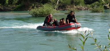 Antalya'da panik! Irmak ortas�ndaki adac�kta mahsur kald�lar