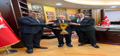 T�rk boksunun Avrupa �ampiyonlu�u kupas�, MHP Genel Ba�kan� Bah�eli'ye takdim edildi