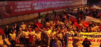 15 Temmuz'un 10. y�l d�n�m�! Vatanda�lar, ellerinde T�rk bayraklar�yla Cumhurba�kanl��� K�lliyesi'ne y�r�d�