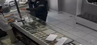 �nternetten ara�t�rma yapt�, soyguna kalk��t�: O anlar g�venlik kameras�nda