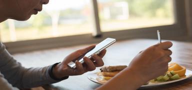 Herkes bu al��kanl��� yap�yor ama� Yemek yerken telefona sak�n bakmay�n!