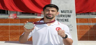 Milli g�re��i Kerem Kamal'dan Budape�te'de g�m�� madalya