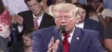 Trump konu�urken arkadan taklidini yapt�
